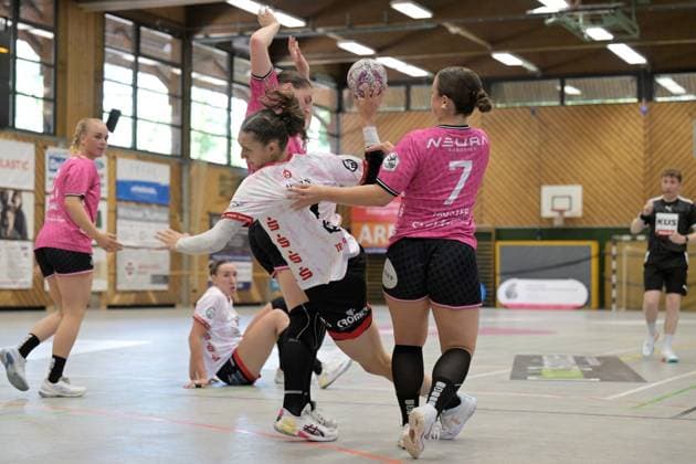 Lenya Treusch (TG Nuertingen, 27) gegen Sabrina Troester (TusSies Metzingen, 07) und Gabriela Bitolo (TusSies Metzingen, 22) TG Nuertingen vs. TusSies Metzingen, Handball, DHB-Pokal, 1.Runde, Saison 2025 2026, 24.08.2025 TG Nuertingen vs. TusSies Metzingen, Handball, DHB-Pokal, 1.Runde, Saison 2025 2026, 24.08.2025 Nuertingen Copyright: xEibner-Pressefoto TobiasxBaurx EP_TBR