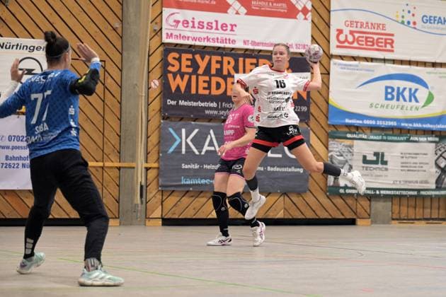 Maileen Seeger (TG Nuertingen, 16) gegen Sara Suba (TusSies Metzingen, 77) im Tor TG Nuertingen vs. TusSies Metzingen, Handball, DHB-Pokal, 1.Runde, Saison 2025 2026, 24.08.2025 TG Nuertingen vs. TusSies Metzingen, Handball, DHB-Pokal, 1.Runde, Saison 2025 2026, 24.08.2025 Nuertingen Copyright: xEibner-Pressefoto TobiasxBaurx EP_TBR