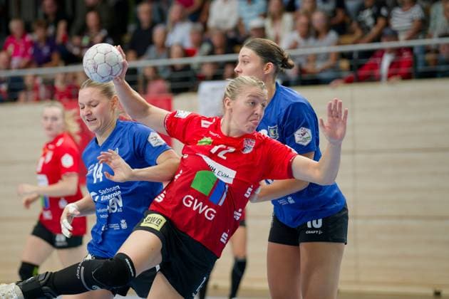 Hanna Ferber-Rahnhoefer (Leipzig, 14), Ilona Kieffer (Halle, 72), Leoni Spott (Leipzig, 10), SV Union Halle-Neustadt - HC Leipzig, Handball Frauen, DHB-Pokal, 1.Runde, Saison 2025 26, 24.08.2025 Halle SWH Arena Sachsen-Anhalt Deutschland
