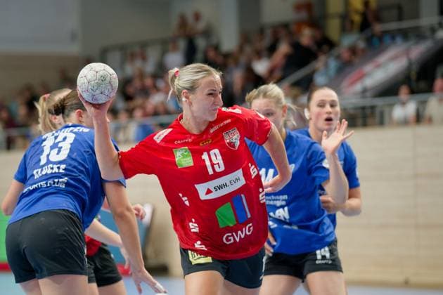 Laura Sophie Klocke (Leipzig, 13), Lea Gruber (Halle, 19), Hanna Ferber-Rahnhoefer (Leipzig, 14), SV Union Halle-Neustadt - HC Leipzig, Handball Frauen, DHB-Pokal, 1.Runde, Saison 2025 26, 24.08.2025 Halle SWH Arena Sachsen-Anhalt Deutschland