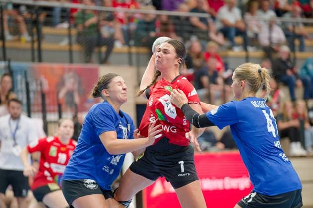 Laura Sophie Klocke (Leipzig, 13), Engelina Alida Corona Molenaar (Halle, 7), Wiebke Meyer (Leipzig, 41), SV Union Halle-Neustadt - HC Leipzig, Handball Frauen, DHB-Pokal, 1.Runde, Saison 2025 26, 24.08.2025 Halle SWH Arena Sachsen-Anhalt Deutschland