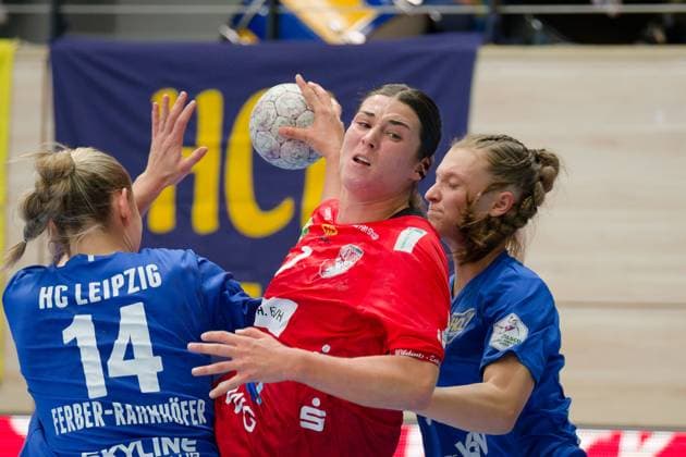 Hanna Ferber-Rahnhoefer (Leipzig, 14), Engelina Alida Corona Molenaar (Halle, 7), Jana Walther (Leipzig, 4), SV Union Halle-Neustadt - HC Leipzig, Handball Frauen, DHB-Pokal, 1.Runde, Saison 2025 26, 24.08.2025 Halle SWH Arena Sachsen-Anhalt Deutschland