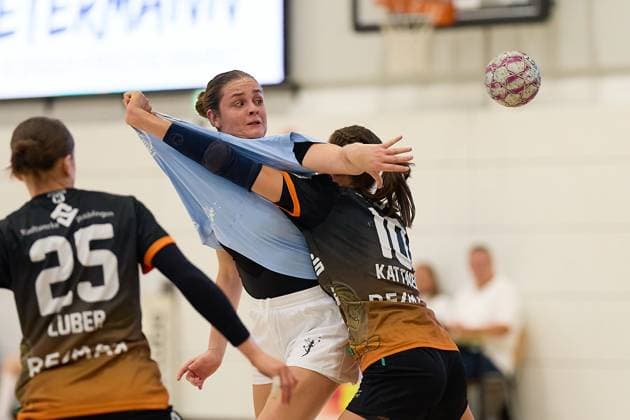 Pass von Denise Mol (TSV Bayer 04 Leverkusen, 19) GER, VfL Waiblingen - TSV Bayer 04 Leverkusen, Handball, DHB Pokal, 1. Runde, Frauen, 2025, 24.08.2025 GER, VfL Waiblingen - TSV Bayer 04 Leverkusen, Handball, DHB Pokal, 1. Runde, Frauen, 2025, 24.08.2025 Waiblingen Copyright: xEibner-Pressefoto GeraldxOelze-dexStoppanyx EP-ODS
