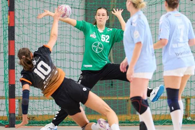 Wurf Isabell Kattner (VfL Waiblingen, 10) gegen Merle Muth (TSV Bayer 04 Leverkusen, 52) GER, VfL Waiblingen - TSV Bayer 04 Leverkusen, Handball, DHB Pokal, 1. Runde, Frauen, 2025, 24.08.2025 GER, VfL Waiblingen - TSV Bayer 04 Leverkusen, Handball, DHB Pokal, 1. Runde, Frauen, 2025, 24.08.2025 Waiblingen Copyright: xEibner-Pressefoto GeraldxOelze-dexStoppanyx EP-ODS