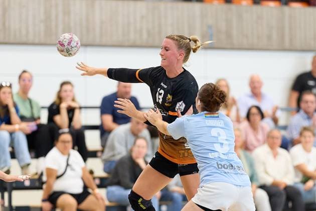 Pass von Samira Brand (VfL Waiblingen, 13) GER, VfL Waiblingen - TSV Bayer 04 Leverkusen, Handball, DHB Pokal, 1. Runde, Frauen, 2025, 24.08.2025 GER, VfL Waiblingen - TSV Bayer 04 Leverkusen, Handball, DHB Pokal, 1. Runde, Frauen, 2025, 24.08.2025 Waiblingen Copyright: xEibner-Pressefoto GeraldxOelze-dexStoppanyx EP-ODS