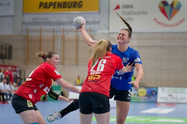 Lucy Strauchmann (Halle, 78), Cara Reuthal (Halle, 26), Lara Seidel (Leipzig, 3), SV Union Halle-Neustadt - HC Leipzig, Handball Frauen, DHB-Pokal, 1.Runde, Saison 2025 26, 24.08.2025 Halle SWH Arena Sachsen-Anhalt Deutschland