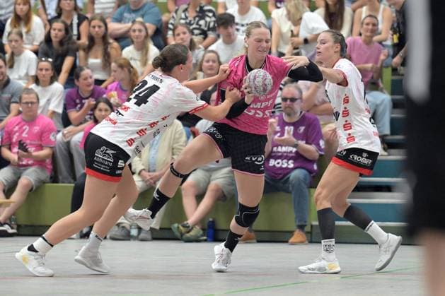 Charlotte Cholevova (TusSies Metzingen, 96) gegen Lisa Fuchs (TG Nuertingen, 24) und Maileen Seeger (TG Nuertingen, 16) TG Nuertingen vs. TusSies Metzingen, Handball, DHB-Pokal, 1.Runde, Saison 2025 2026, 24.08.2025 TG Nuertingen vs. TusSies Metzingen, Handball, DHB-Pokal, 1.Runde, Saison 2025 2026, 24.08.2025 Nuertingen Copyright: xEibner-Pressefoto TobiasxBaurx EP_TBR