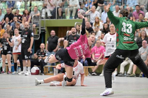 Charlotte Cholevova (TusSies Metzingen, 96) gegen Sophie Leenen (TG Nuertingen, 33) im Tor TG Nuertingen vs. TusSies Metzingen, Handball, DHB-Pokal, 1.Runde, Saison 2025 2026, 24.08.2025 TG Nuertingen vs. TusSies Metzingen, Handball, DHB-Pokal, 1.Runde, Saison 2025 2026, 24.08.2025 Nuertingen Copyright: xEibner-Pressefoto TobiasxBaurx EP_TBR