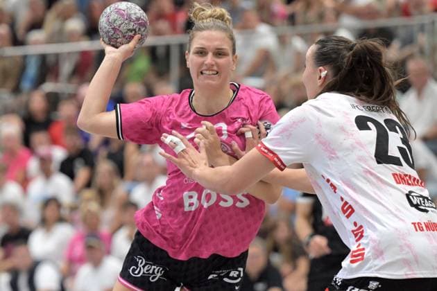 Nele Franz (TusSies Metzingen, 10) gegen Leonie Dreizler (TG Nuertingen, 23) TG Nuertingen vs. TusSies Metzingen, Handball, DHB-Pokal, 1.Runde, Saison 2025 2026, 24.08.2025 TG Nuertingen vs. TusSies Metzingen, Handball, DHB-Pokal, 1.Runde, Saison 2025 2026, 24.08.2025 Nuertingen Copyright: xEibner-Pressefoto TobiasxBaurx EP_TBR