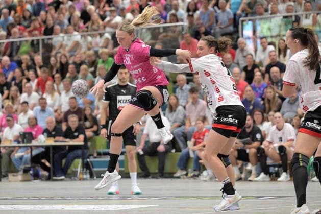 Charlotte Cholevova (TusSies Metzingen, 96) gegen Lenya Treusch (TG Nuertingen, 27) TG Nuertingen vs. TusSies Metzingen, Handball, DHB-Pokal, 1.Runde, Saison 2025 2026, 24.08.2025 TG Nuertingen vs. TusSies Metzingen, Handball, DHB-Pokal, 1.Runde, Saison 2025 2026, 24.08.2025 Nuertingen Copyright: xEibner-Pressefoto TobiasxBaurx EP_TBR