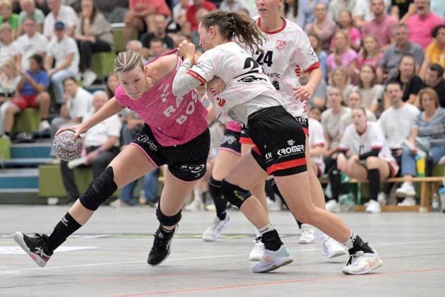 Naina Klein (TusSies Metzingen, 09) gegen Lenya Treusch (TG Nuertingen, 27) TG Nuertingen vs. TusSies Metzingen, Handball, DHB-Pokal, 1.Runde, Saison 2025 2026, 24.08.2025 TG Nuertingen vs. TusSies Metzingen, Handball, DHB-Pokal, 1.Runde, Saison 2025 2026, 24.08.2025 Nuertingen Copyright: xEibner-Pressefoto TobiasxBaurx EP_TBR