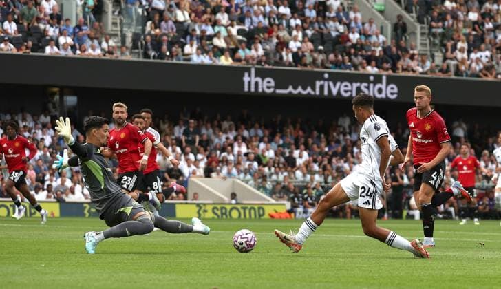 Joshua King of Fulham has a shot saved by Altay Bayindir of Manchester United, ManU Fulham v Manchester United, Premier League, Football, Craven Cottage, London, UK - 24 Aug 2025London Craven Cottage United Kingdom EDITORIAL USE ONLY No use with unauthorised audio, video, data, fixture lists, club league logos or live services. Online in-match use limited to 120 images, no video emulation. No use in betting, games or single club league player publications. Copyright: xKieranxMcManus Shutterstockx 15451860av