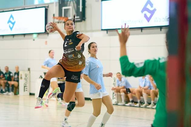 Sprungwurf Romy Allgaier (VfL Waiblingen, 02) GER, VfL Waiblingen - TSV Bayer 04 Leverkusen, Handball, DHB Pokal, 1. Runde, Frauen, 2025, 24.08.2025 GER, VfL Waiblingen - TSV Bayer 04 Leverkusen, Handball, DHB Pokal, 1. Runde, Frauen, 2025, 24.08.2025 Waiblingen Copyright: xEibner-Pressefoto GeraldxOelze-dexStoppanyx EP-ODS