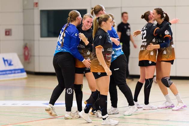 Freude beim Team des VfL Waiblingen TIGERS ueber den Sieg und den Einzug in die naechste Pokalrunde GER, VfL Waiblingen - TSV Bayer 04 Leverkusen, Handball, DHB Pokal, 1. Runde, Frauen, 2025, 24.08.2025 GER, VfL Waiblingen - TSV Bayer 04 Leverkusen, Handball, DHB Pokal, 1. Runde, Frauen, 2025, 24.08.2025 Waiblingen Copyright: xEibner-Pressefoto GeraldxOelze-dexStoppanyx EP-ODS