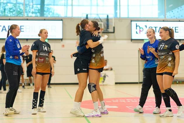 Freude beim Team des VfL Waiblingen TIGERS ueber den Sieg und den Einzug in die naechste Pokalrunde GER, VfL Waiblingen - TSV Bayer 04 Leverkusen, Handball, DHB Pokal, 1. Runde, Frauen, 2025, 24.08.2025 GER, VfL Waiblingen - TSV Bayer 04 Leverkusen, Handball, DHB Pokal, 1. Runde, Frauen, 2025, 24.08.2025 Waiblingen Copyright: xEibner-Pressefoto GeraldxOelze-dexStoppanyx EP-ODS