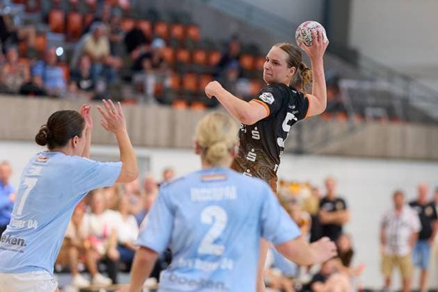 Sprungwurf Laura Nagy (VfL Waiblingen, 56) GER, VfL Waiblingen - TSV Bayer 04 Leverkusen, Handball, DHB Pokal, 1. Runde, Frauen, 2025, 24.08.2025 GER, VfL Waiblingen - TSV Bayer 04 Leverkusen, Handball, DHB Pokal, 1. Runde, Frauen, 2025, 24.08.2025 Waiblingen Copyright: xEibner-Pressefoto GeraldxOelze-dexStoppanyx EP-ODS