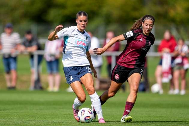 v.li.: Selina Cerci (TSG, 29), Laura Miller (FCN, 9), Zweikampf, Spielszene, Duell, duel, tackle, tackling, Dynamik, Action, Aktion, 24.08.2025, Sankt Leon-Rot (Deutschland), Fussball, Frauen, Testspiel, TSG 1899 Hoffenheim - 1. FC Nürnberg, 24.08.2025, Sankt Leon-Rot (Deutschland), Fussball, Frauen, Testspiel, TSG 1899 Hoffenheim - 1. FC Nürnberg, DFB DFL REGULATIONS PROHIBIT ANY USE OF PHOTOGRAPHS AS IMAGE SEQUENCES AND OR QUASI-VIDEO.