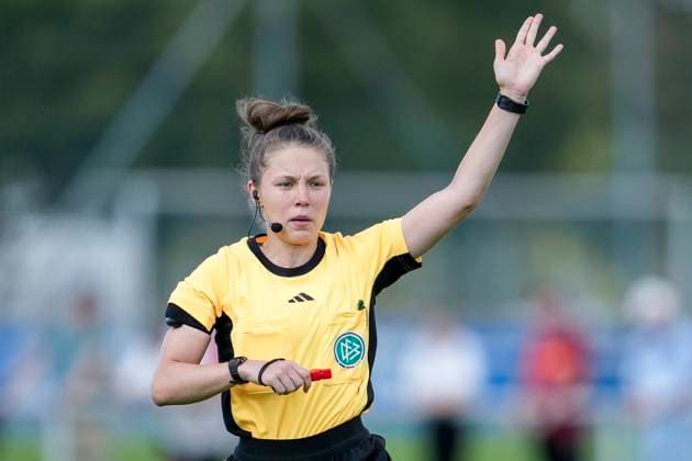 Franziska Vögele (Schiedsrichterin), gibt Anweisungen, gestikuliert, mit den Armen gestikulieren, Einzelbild, Einzelfoto, Aktion, Action, 24.08.2025, Sankt Leon-Rot (Deutschland), Fussball, Frauen, Testspiel, TSG 1899 Hoffenheim - 1. FC Nürnberg, 24.08.2025, Sankt Leon-Rot (Deutschland), Fussball, Frauen, Testspiel, TSG 1899 Hoffenheim - 1. FC Nürnberg, DFB DFL REGULATIONS PROHIBIT ANY USE OF PHOTOGRAPHS AS IMAGE SEQUENCES AND OR QUASI-VIDEO.