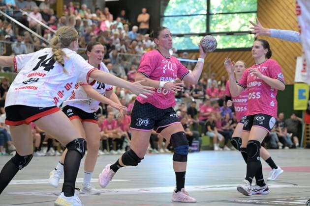 Gabriela Bitolo (TusSies Metzingen, 22) gegen Lisa Fuchs (TG Nuertingen, 24) TG Nuertingen vs. TusSies Metzingen, Handball, DHB-Pokal, 1.Runde, Saison 2025 2026, 24.08.2025 TG Nuertingen vs. TusSies Metzingen, Handball, DHB-Pokal, 1.Runde, Saison 2025 2026, 24.08.2025 Nuertingen Copyright: xEibner-Pressefoto TobiasxBaurx EP_TBR