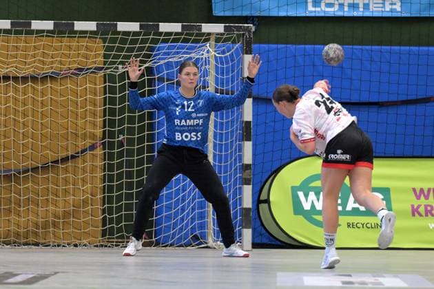 Marie Kristin Weiss (TusSies Metzingen, 12) im Tor gegen Lisa Fuchs (TG Nuertingen, 24) TG Nuertingen vs. TusSies Metzingen, Handball, DHB-Pokal, 1.Runde, Saison 2025 2026, 24.08.2025 TG Nuertingen vs. TusSies Metzingen, Handball, DHB-Pokal, 1.Runde, Saison 2025 2026, 24.08.2025 Nuertingen Copyright: xEibner-Pressefoto TobiasxBaurx EP_TBR