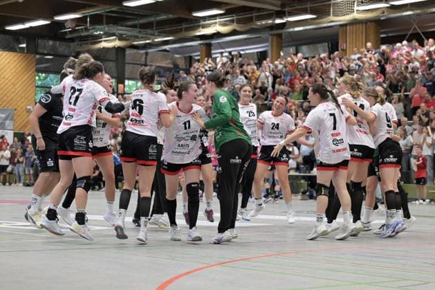 die TG Nuertingen jubelt nach dem Sieg ueber die Tussies Metzingen in der 1.Runde des DHB Pokal TG Nuertingen vs. TusSies Metzingen, Handball, DHB-Pokal, 1.Runde, Saison 2025 2026, 24.08.2025 TG Nuertingen vs. TusSies Metzingen, Handball, DHB-Pokal, 1.Runde, Saison 2025 2026, 24.08.2025 Nuertingen Copyright: xEibner-Pressefoto TobiasxBaurx EP_TBR