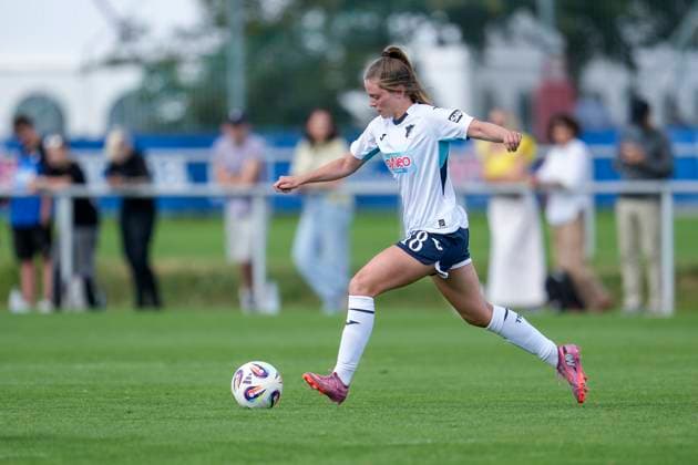 Valesca Ampoorter (TSG, 18), am Ball, Freisteller, Ganzkörper, Einzelbild, Einzelfoto, Aktion, Action, 24.08.2025, Sankt Leon-Rot (Deutschland), Fussball, Frauen, Testspiel, TSG 1899 Hoffenheim - 1. FC Nürnberg, 24.08.2025, Sankt Leon-Rot (Deutschland), Fussball, Frauen, Testspiel, TSG 1899 Hoffenheim - 1. FC Nürnberg, DFB DFL REGULATIONS PROHIBIT ANY USE OF PHOTOGRAPHS AS IMAGE SEQUENCES AND OR QUASI-VIDEO.