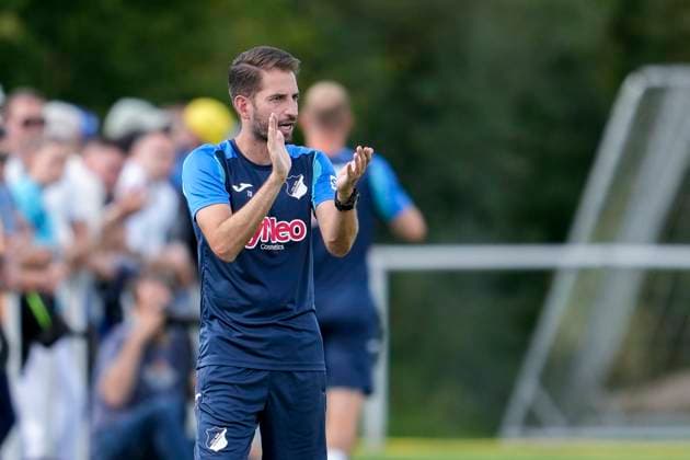 Theodoros Dedes (Trainer, Cheftrainer, TSG), gibt Anweisungen, gestikuliert, mit den Armen gestikulieren, Einzelbild, Einzelfoto, Aktion, Action, 24.08.2025, Sankt Leon-Rot (Deutschland), Fussball, Frauen, Testspiel, TSG 1899 Hoffenheim - 1. FC Nürnberg, 24.08.2025, Sankt Leon-Rot (Deutschland), Fussball, Frauen, Testspiel, TSG 1899 Hoffenheim - 1. FC Nürnberg, DFB DFL REGULATIONS PROHIBIT ANY USE OF PHOTOGRAPHS AS IMAGE SEQUENCES AND OR QUASI-VIDEO.