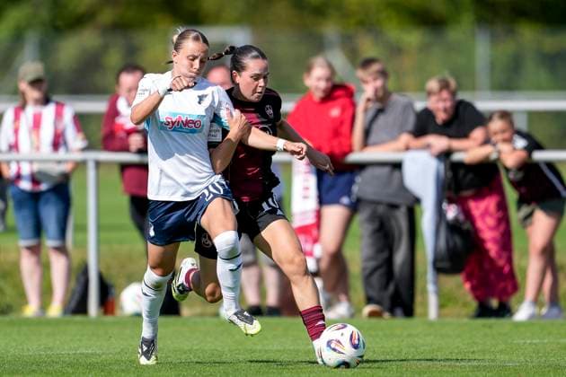 v.li.: Laura Gloning (TSG, 20), Jonna Brengel (FCN, 10), Zweikampf, Spielszene, Duell, duel, tackle, tackling, Dynamik, Action, Aktion, 24.08.2025, Sankt Leon-Rot (Deutschland), Fussball, Frauen, Testspiel, TSG 1899 Hoffenheim - 1. FC Nürnberg, 24.08.2025, Sankt Leon-Rot (Deutschland), Fussball, Frauen, Testspiel, TSG 1899 Hoffenheim - 1. FC Nürnberg, DFB DFL REGULATIONS PROHIBIT ANY USE OF PHOTOGRAPHS AS IMAGE SEQUENCES AND OR QUASI-VIDEO.
