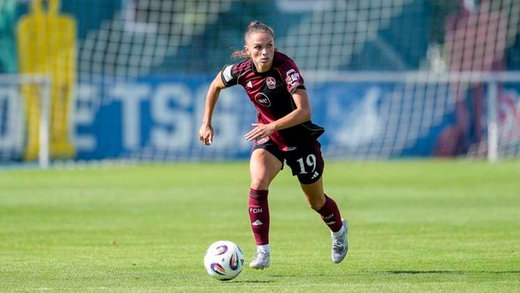 Sanja Homann (FCN, 19), am Ball, Freisteller, Ganzkörper, Einzelbild, Einzelfoto, Aktion, Action, 24.08.2025, Sankt Leon-Rot (Deutschland), Fussball, Frauen, Testspiel, TSG 1899 Hoffenheim - 1. FC Nürnberg, 24.08.2025, Sankt Leon-Rot (Deutschland), Fussball, Frauen, Testspiel, TSG 1899 Hoffenheim - 1. FC Nürnberg, DFB DFL REGULATIONS PROHIBIT ANY USE OF PHOTOGRAPHS AS IMAGE SEQUENCES AND OR QUASI-VIDEO.