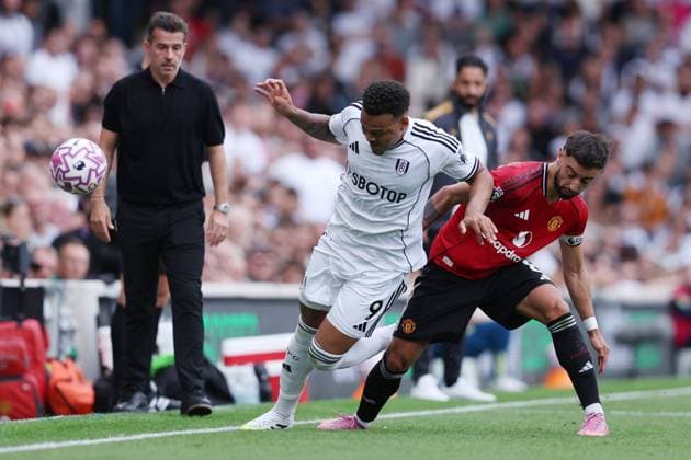 London, England, 24th August 2025. Rodrigo Muniz of Fulham and Bruno Fernandes of Manchester United, ManU challenge for the ball during the Fulham vs Manchester United Premier League match at Craven Cottage, London. Picture credit should read: Paul Terry Sportimage EDITORIAL USE ONLY. No use with unauthorised audio, video, data, fixture lists, club league logos or live services. Online in-match use limited to 120 images, no video emulation. No use in betting, games or single club league player publications. SPI_029_PT_Fulham_Man_Utd SPI-4087-0029