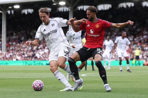 London, England, 24th August 2025. Sander Berge of Fulham and Matheus Cunha of Manchester United, ManU challenge for the ball during the Fulham vs Manchester United Premier League match at Craven Cottage, London. Picture credit should read: Paul Terry Sportimage EDITORIAL USE ONLY. No use with unauthorised audio, video, data, fixture lists, club league logos or live services. Online in-match use limited to 120 images, no video emulation. No use in betting, games or single club league player publications. SPI_034_PT_Fulham_Man_Utd SPI-4087-0034