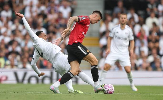 Kenny Tete of Fulham and Benjamin Sesko of Manchester United, ManU in action Fulham v Manchester United, Premier League, Football, Craven Cottage, London, UK - 24 Aug 2025London Craven Cottage United Kingdom EDITORIAL USE ONLY No use with unauthorised audio, video, data, fixture lists, club league logos or live services. Online in-match use limited to 120 images, no video emulation. No use in betting, games or single club league player publications. Copyright: xKieranxMcManus Shutterstockx 15451860by