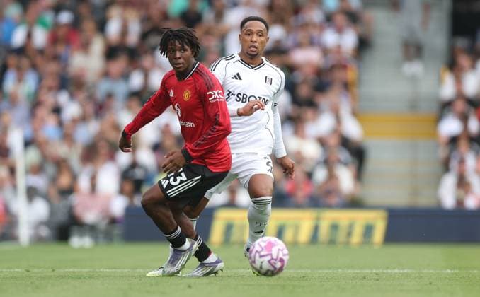 Patrick Dorgu of Manchester United, ManU and Kenny Tete of Fulham in action Fulham v Manchester United, Premier League, Football, Craven Cottage, London, UK - 24 Aug 2025London Craven Cottage United Kingdom EDITORIAL USE ONLY No use with unauthorised audio, video, data, fixture lists, club league logos or live services. Online in-match use limited to 120 images, no video emulation. No use in betting, games or single club league player publications. Copyright: xKieranxMcManus Shutterstockx 15451860bw