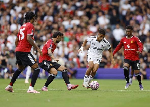 Joshua King of Fulham is put under pressure by Bruno Fernandes of Manchester United, ManU Fulham v Manchester United, Premier League, Football, Craven Cottage, London, UK - 24 Aug 2025London Craven Cottage United Kingdom EDITORIAL USE ONLY No use with unauthorised audio, video, data, fixture lists, club league logos or live services. Online in-match use limited to 120 images, no video emulation. No use in betting, games or single club league player publications. Copyright: xWillxCooper Shutterstockx 15451862t