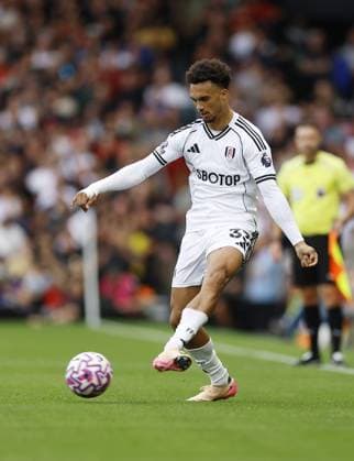 Antonee Robinson of Fulham passes the ball Fulham v Manchester United, ManU Premier League, Football, Craven Cottage, London, UK - 24 Aug 2025London Craven Cottage United Kingdom EDITORIAL USE ONLY No use with unauthorised audio, video, data, fixture lists, club league logos or live services. Online in-match use limited to 120 images, no video emulation. No use in betting, games or single club league player publications. Copyright: xWillxCooper Shutterstockx 15451862u