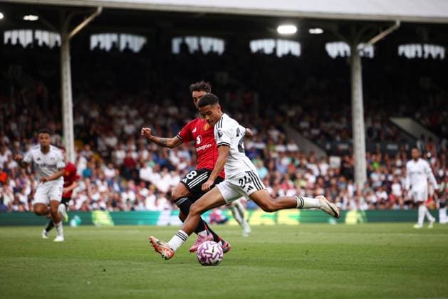 Joshua King of Fulham crosses the ball whilst under pressure from Bruno Fernandes of Manchester United, ManU Fulham v Manchester United, Premier League, Football, Craven Cottage, London, UK - 24 Aug 2025London Craven Cottage United Kingdom EDITORIAL USE ONLY No use with unauthorised audio, video, data, fixture lists, club league logos or live services. Online in-match use limited to 120 images, no video emulation. No use in betting, games or single club league player publications. Copyright: xWillxCooper Shutterstockx 15451862w