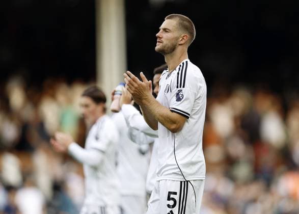 Joachim Andersen of Fulham claps the fans at full time Fulham v Manchester United, ManU Premier League, Football, Craven Cottage, London, UK - 24 Aug 2025London Craven Cottage United Kingdom EDITORIAL USE ONLY No use with unauthorised audio, video, data, fixture lists, club league logos or live services. Online in-match use limited to 120 images, no video emulation. No use in betting, games or single club league player publications. Copyright: xWillxCooper Shutterstockx 15451862ag