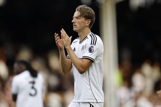 Sander Berge of Fulham claps the fans at full time Fulham v Manchester United, ManU Premier League, Football, Craven Cottage, London, UK - 24 Aug 2025London Craven Cottage United Kingdom EDITORIAL USE ONLY No use with unauthorised audio, video, data, fixture lists, club league logos or live services. Online in-match use limited to 120 images, no video emulation. No use in betting, games or single club league player publications. Copyright: xWillxCooper Shutterstockx 15451862ah