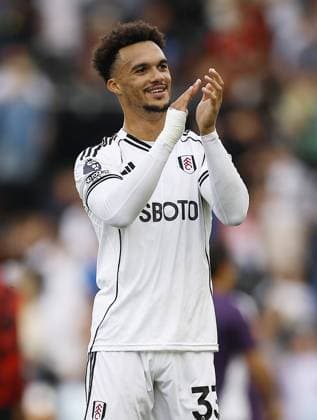 Antonee Robinson of Fulham claps the fans at full time Fulham v Manchester United, ManU Premier League, Football, Craven Cottage, London, UK - 24 Aug 2025London Craven Cottage United Kingdom EDITORIAL USE ONLY No use with unauthorised audio, video, data, fixture lists, club league logos or live services. Online in-match use limited to 120 images, no video emulation. No use in betting, games or single club league player publications. Copyright: xWillxCooper Shutterstockx 15451862ab