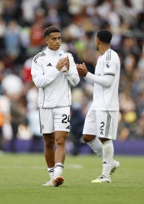 Joshua King of Fulham claps the fans at full time Fulham v Manchester United, ManU Premier League, Football, Craven Cottage, London, UK - 24 Aug 2025London Craven Cottage United Kingdom EDITORIAL USE ONLY No use with unauthorised audio, video, data, fixture lists, club league logos or live services. Online in-match use limited to 120 images, no video emulation. No use in betting, games or single club league player publications. Copyright: xWillxCooper Shutterstockx 15451862ac