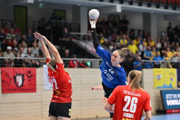 Marlene Tucholke (HC Leipzig, 23) beim Torwurf gegen Ilona Kieffer (SV Union Halle-Neustadt, 72) und Cara Reuthal (SV Union Halle-Neustadt, 26) SV Union Halle-Neustadt vs. HC Leipzig, Handball, DHB Pokal, Frauen, 1. Runde, Saison 2025 2026, 24.08.2025, SV Union Halle-Neustadt vs. HC Leipzig, Handball, DHB Pokal, Frauen, 1. Runde, Saison 2025 2026, 24.08.2025 Halle (Saale) Copyright: xEibner-Pressefoto RalphxKunzex EP_RKE