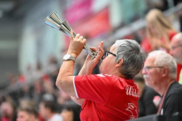 Fan der Wildcats blaest zum Angriff SV Union Halle-Neustadt vs. HC Leipzig, Handball, DHB Pokal, Frauen, 1. Runde, Saison 2025 2026, 24.08.2025, SV Union Halle-Neustadt vs. HC Leipzig, Handball, DHB Pokal, Frauen, 1. Runde, Saison 2025 2026, 24.08.2025 Halle (Saale) Copyright: xEibner-Pressefoto RalphxKunzex EP_RKE