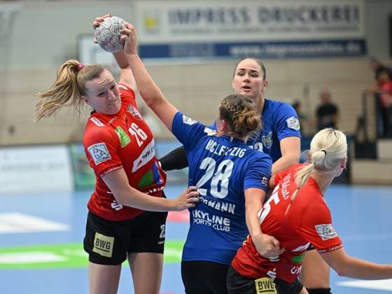 Zweikampf, Cara Reuthal (SV Union Halle-Neustadt, 26), Lara Tauchmann (HC Leipzig, 28), hinten Marlene Tucholke (HC Leipzig, 23), rechts Lilli Roepcke (SV Union Halle-Neustadt, 25) SV Union Halle-Neustadt vs. HC Leipzig, Handball, DHB Pokal, Frauen, 1. Runde, Saison 2025 2026, 24.08.2025, SV Union Halle-Neustadt vs. HC Leipzig, Handball, DHB Pokal, Frauen, 1. Runde, Saison 2025 2026, 24.08.2025 Halle (Saale) Copyright: xEibner-Pressefoto RalphxKunzex EP_RKE