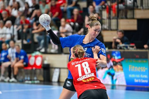 Lucy Strauchmann (SV Union Halle-Neustadt, 78) stemmt sich mit aller Kraft gegen Marlene Tucholke (HC Leipzig, 23) SV Union Halle-Neustadt vs. HC Leipzig, Handball, DHB Pokal, Frauen, 1. Runde, Saison 2025 2026, 24.08.2025, SV Union Halle-Neustadt vs. HC Leipzig, Handball, DHB Pokal, Frauen, 1. Runde, Saison 2025 2026, 24.08.2025 Halle (Saale) Copyright: xEibner-Pressefoto RalphxKunzex EP_RKE
