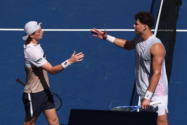 L-R. Ignacio Buse (PER) gratuliert dem Sieger Ben Shelton (USA), von oben, US Open Championships 2023, USTA Billie Jean King National Tennis Center, Flushing Meadows, New York, USA . Ben Shelton (USA), von oben, US Open Championships 2023, USTA Billie Jean King National Tennis Center, Flushing Meadows, New York, USA . Copyright: xJuergenxHasenkopfx