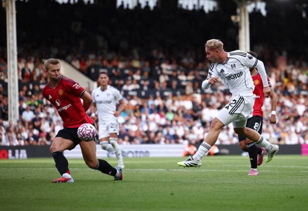 Emile Smith Rowe of Fulham has a shot Fulham v Manchester United, ManU Premier League, Football, Craven Cottage, London, UK - 24 Aug 2025London Craven Cottage United Kingdom EDITORIAL USE ONLY No use with unauthorised audio, video, data, fixture lists, club league logos or live services. Online in-match use limited to 120 images, no video emulation. No use in betting, games or single club league player publications. Copyright: xWillxCooper Shutterstockx 15451862by