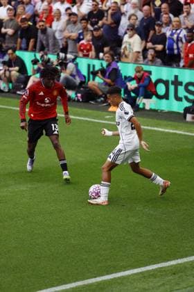 Joshua King of Fulham on the ball whilst being challenged by Patrick Dorgu of Manchester United, ManU Fulham v Manchester United, Premier League, Football, Craven Cottage, London, UK - 24 Aug 2025London Craven Cottage United Kingdom EDITORIAL USE ONLY No use with unauthorised audio, video, data, fixture lists, club league logos or live services. Online in-match use limited to 120 images, no video emulation. No use in betting, games or single club league player publications. Copyright: xWillxCooper Shutterstockx 15451862bh