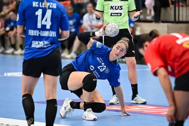 Marlene Tucholke (HC Leipzig, 23) kniet am Boden, hat aber den Ball SV Union Halle-Neustadt vs. HC Leipzig, Handball, DHB Pokal, Frauen, 1. Runde, Saison 2025 2026, 24.08.2025, SV Union Halle-Neustadt vs. HC Leipzig, Handball, DHB Pokal, Frauen, 1. Runde, Saison 2025 2026, 24.08.2025 Halle (Saale) Copyright: xEibner-Pressefoto RalphxKunzex EP_RKE