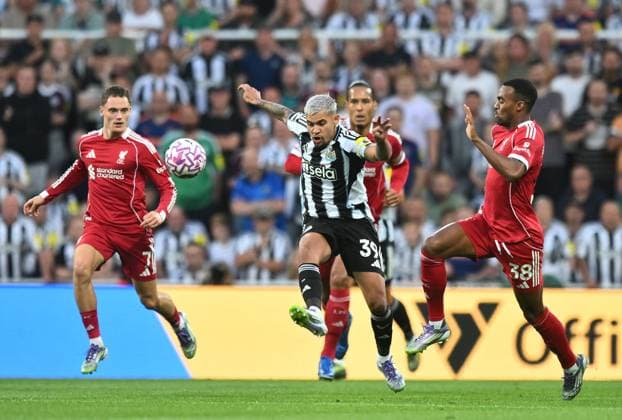 Bruno Guimaraes of Newcastle United (centre) Newcastle United v Liverpool, Premier League, Football, St James Park, Newcastle, UK - 25 Aug 2025Newcastle St James Park United Kingdom EDITORIAL USE ONLY No use with unauthorised audio, video, data, fixture lists, club league logos or live services. Online in-match use limited to 120 images, no video emulation. No use in betting, games or single club league player publications. Copyright: xRichardxLee Shutterstockx 15455342am