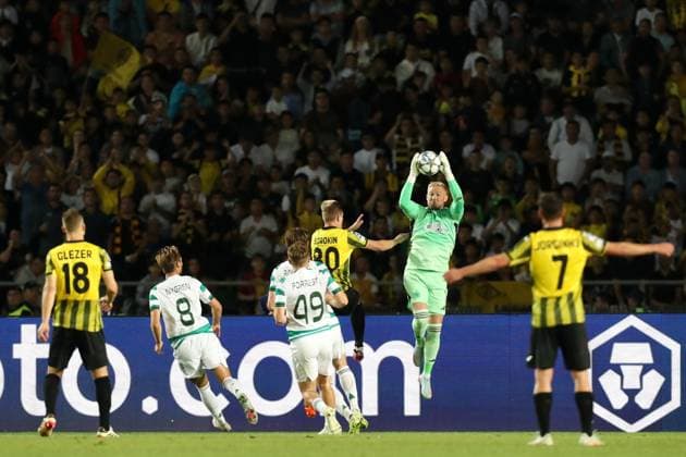 Kasper Schmeichel of Celtic wins the ball in the air Kairat Almaty v Celtic, UEFA Champions League, Play-Off Round, Second Leg, Football, Almaty Central Stadium, Almaty, Kazakhstan - 26 Aug 2025Almaty Almaty Central Stadium Kazakhstan EDITORIAL USE ONLY No use with unauthorised audio, video, data, fixture lists, club league logos or live services. Online in-match use limited to 120 images, no video emulation. No use in betting, games or single club league player publications. Copyright: xNikitaxBassov Shutterstockx 15455823ac